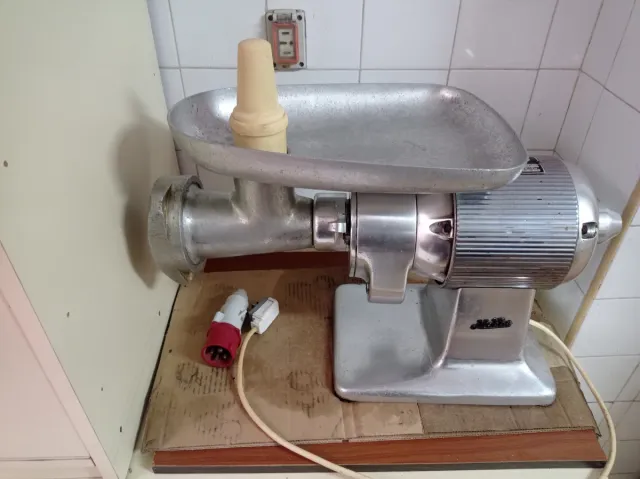 Picadora de carne Mobba trifásica,350€3