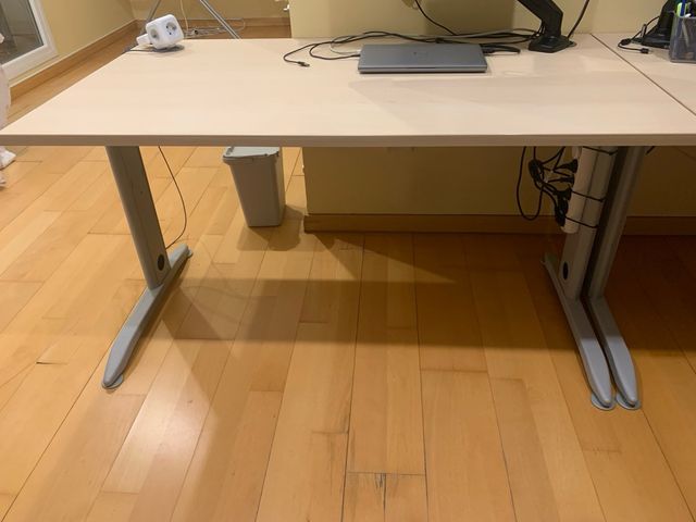 Mesa de oficina beige y gris