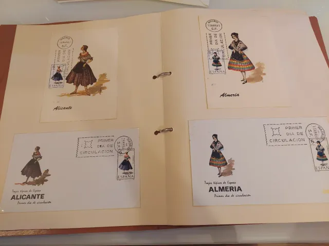 24 Sobres 1er Día Circulación Trajes Regionales 67