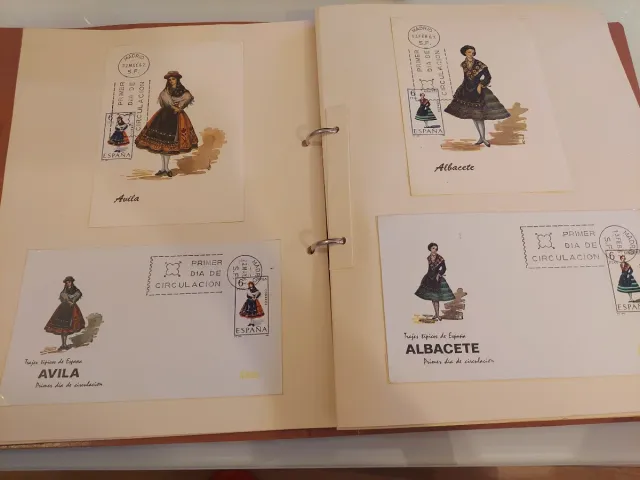 24 Sobres 1er Día Circulación Trajes Regionales 67