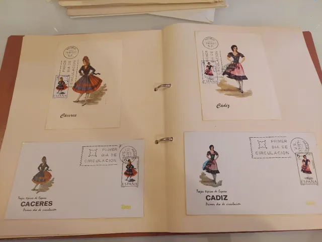 24 Sobres 1er Día Circulación Trajes Regionales 67