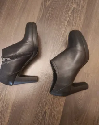 Botines de piel negros