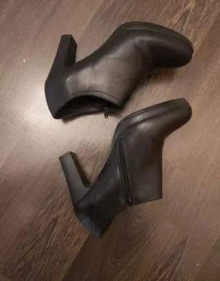 Botines de piel negros