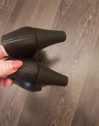 Botines de piel negros