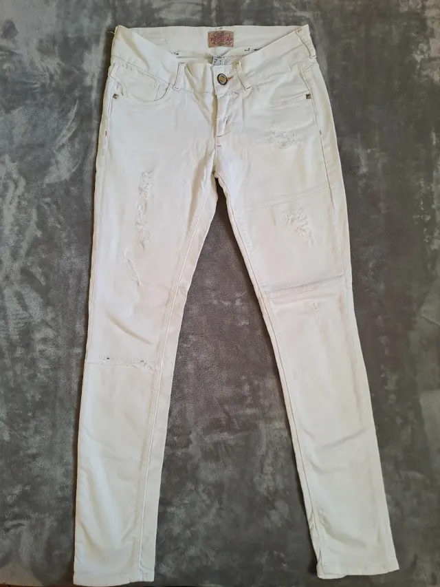 Vaqueros Bershka blancos desgastados