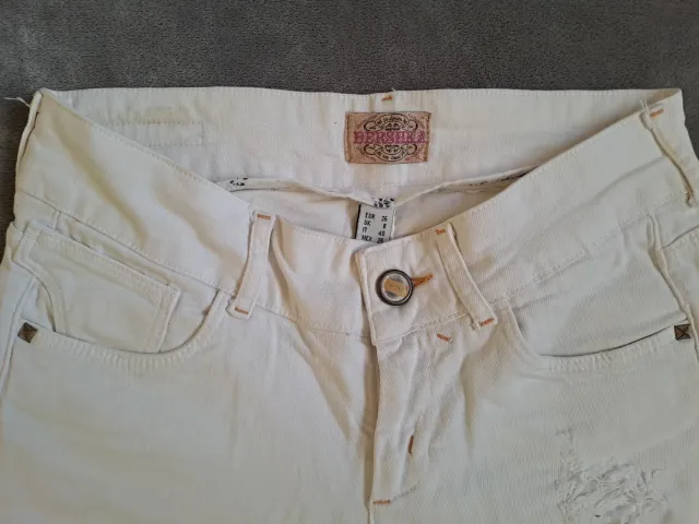 Vaqueros Bershka blancos desgastados