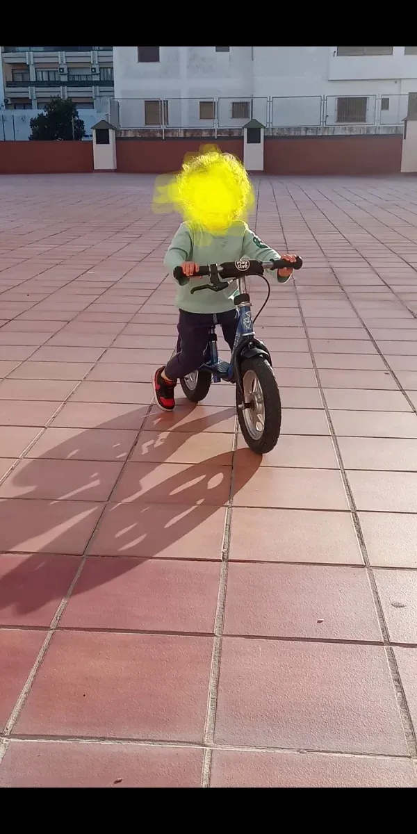 Bicicleta sin pedales azul