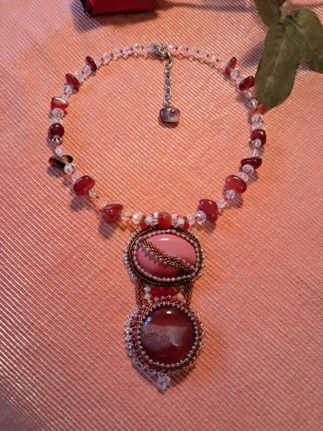 Collar artesanal piedras rojas y blancas