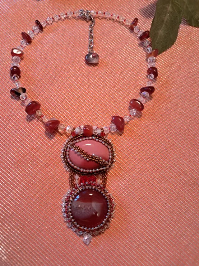 Collar artesanal piedras rojas y blancas