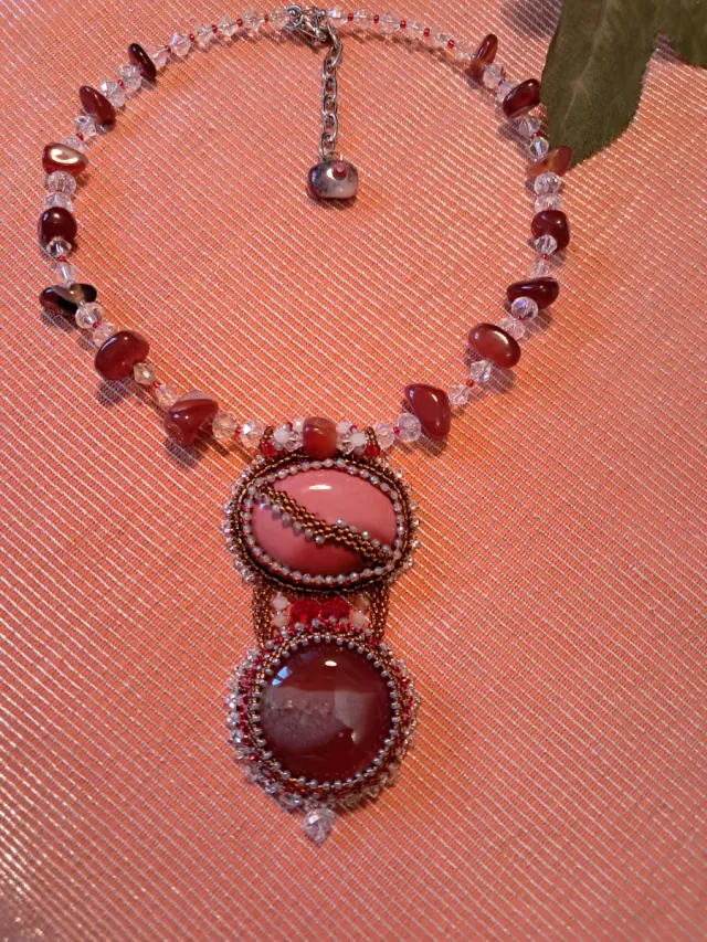 Collar artesanal piedras rojas y blancas