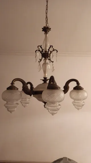 Lámpara de araña antigua de cristal