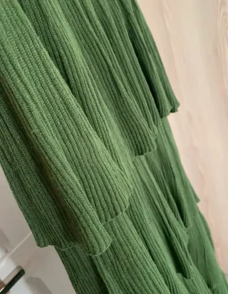 Falda Zara verde midi plisada
