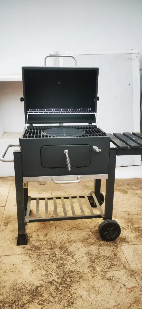 Barbacoa carbón con altura ajustable