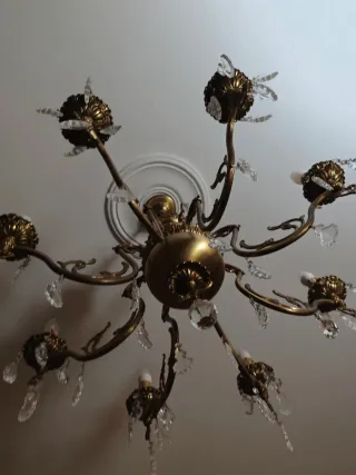 Lámpara de araña dorada con lágrimas de cristal