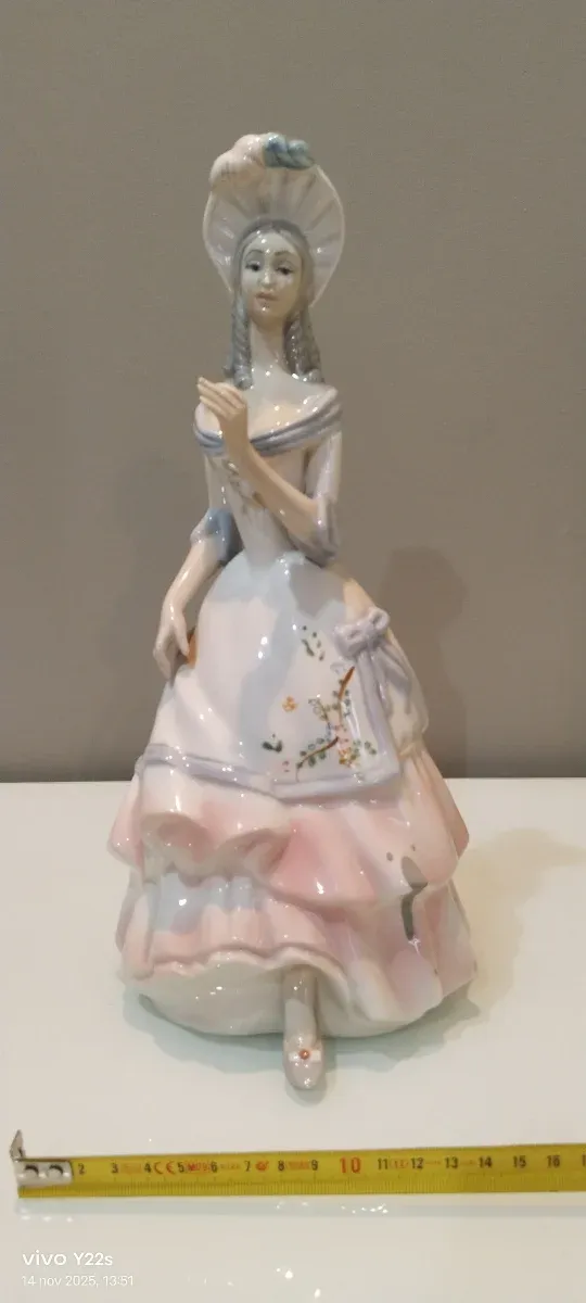 Figurita de porcelana mujer con sombrero