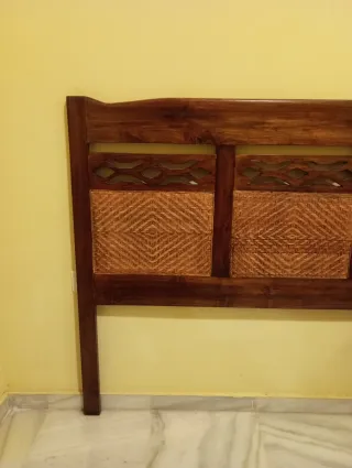 Cabecero de madera y ratán