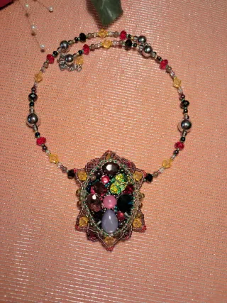 Collar artesanal con colgante de piedras