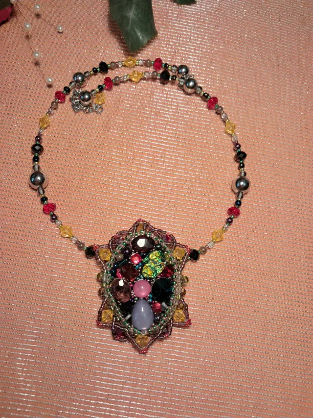 Collar artesanal con colgante de piedras