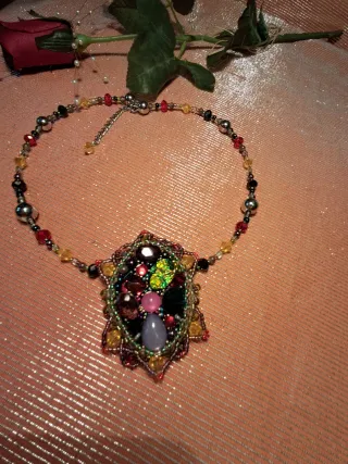 Collar artesanal con colgante de piedras