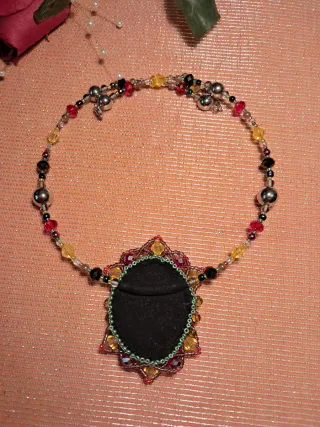 Collar artesanal con colgante de piedras