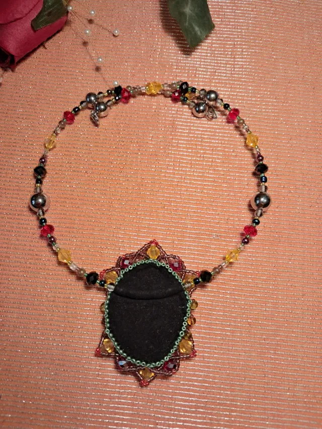 Collar artesanal con colgante de piedras