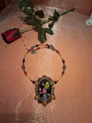 Collar artesanal con colgante de piedras