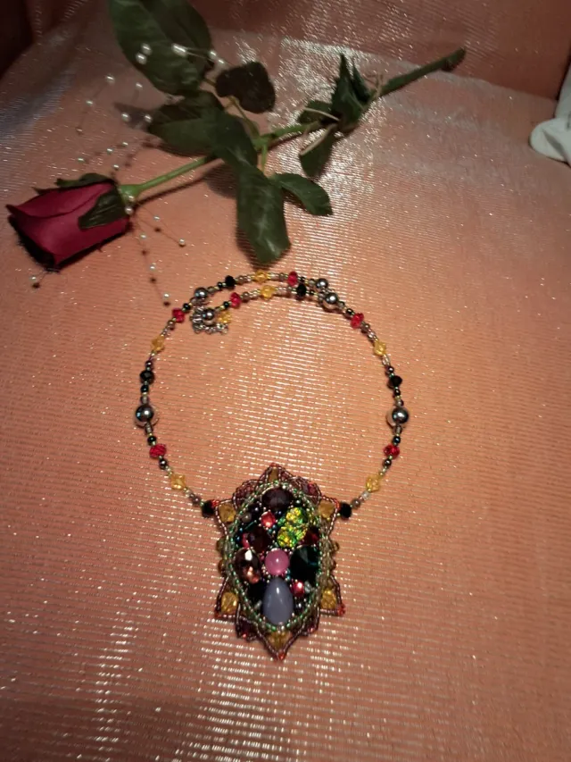 Collar artesanal con colgante de piedras