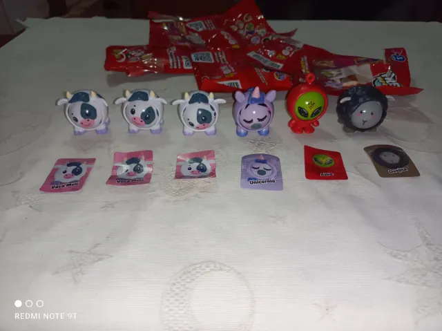 Lote 6 figuras y cartas sorpresa