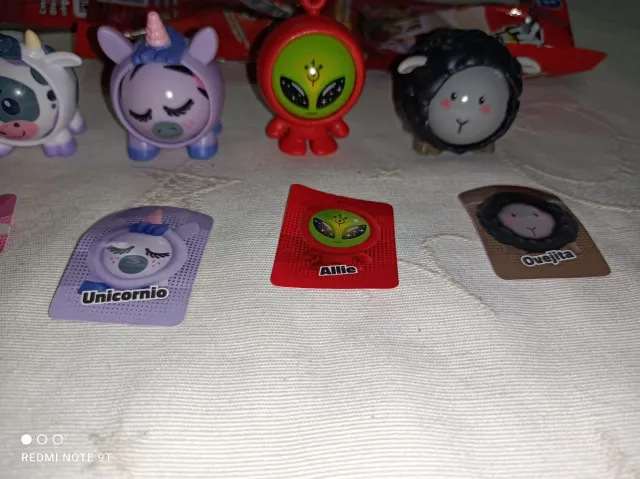 Lote 6 figuras y cartas sorpresa