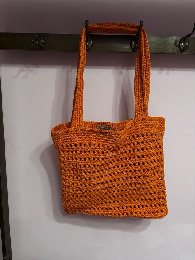 Bolso de ganchillo naranja con detalle