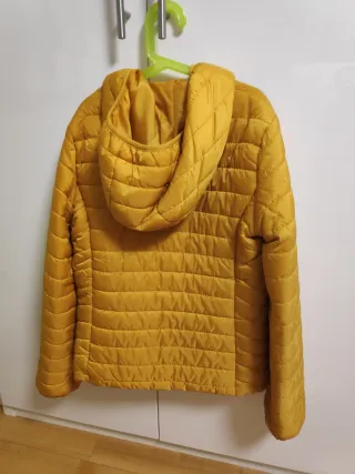 Chaqueta de plumas mostaza con capucha