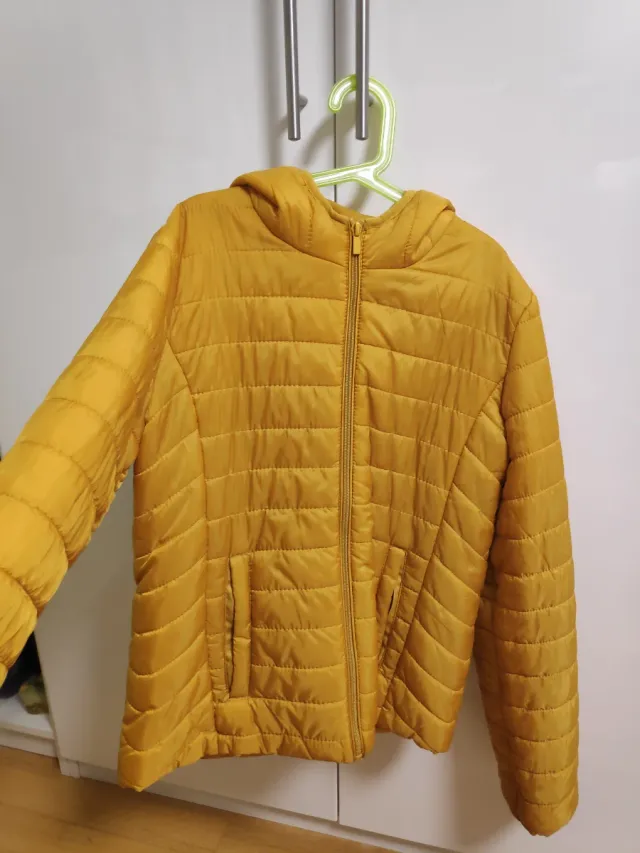 Chaqueta de plumas mostaza con capucha