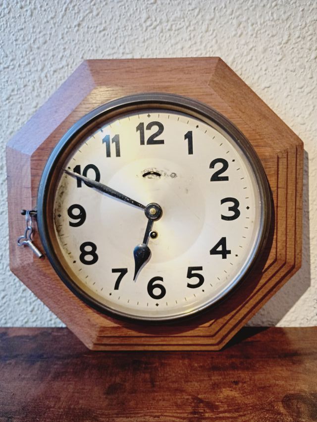 Reloj de pared Junghans octogonal de madera