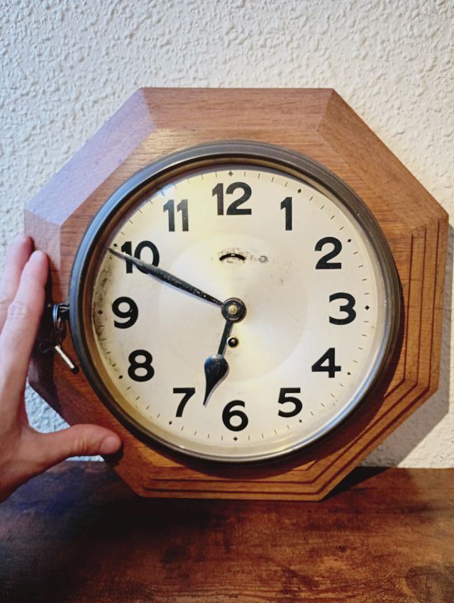 Reloj de pared Junghans octogonal de madera