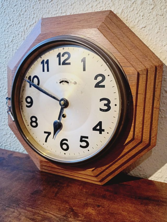 Reloj de pared Junghans octogonal de madera