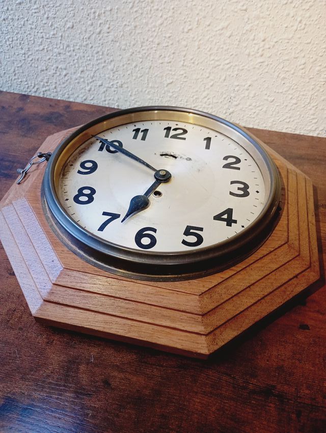 Reloj de pared Junghans octogonal de madera