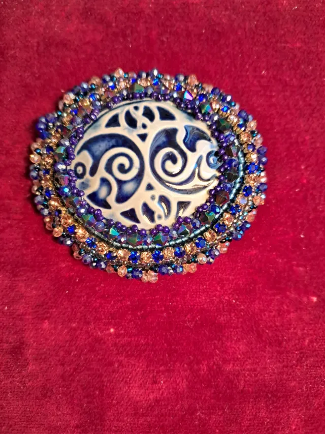 Broche ovalado con diseño de espirales