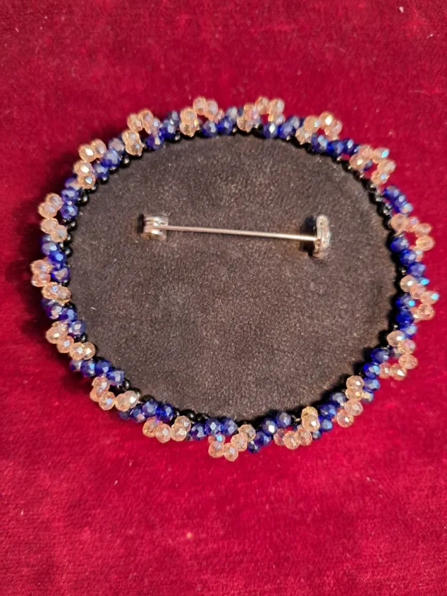 Broche ovalado con diseño de espirales