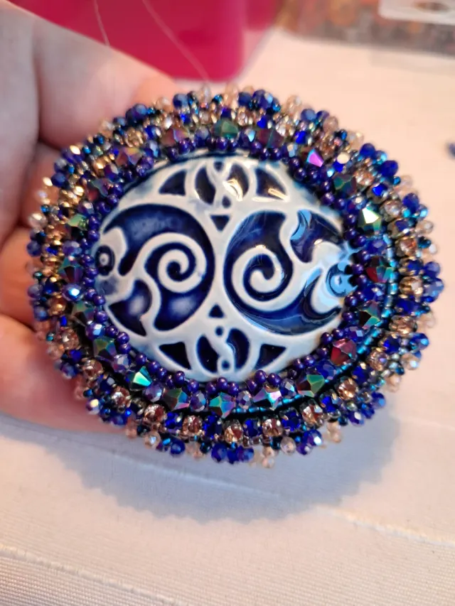 Broche ovalado con diseño de espirales