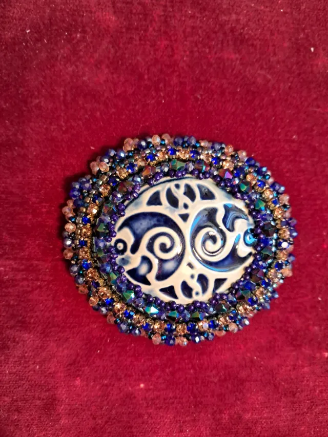 Broche ovalado con diseño de espirales