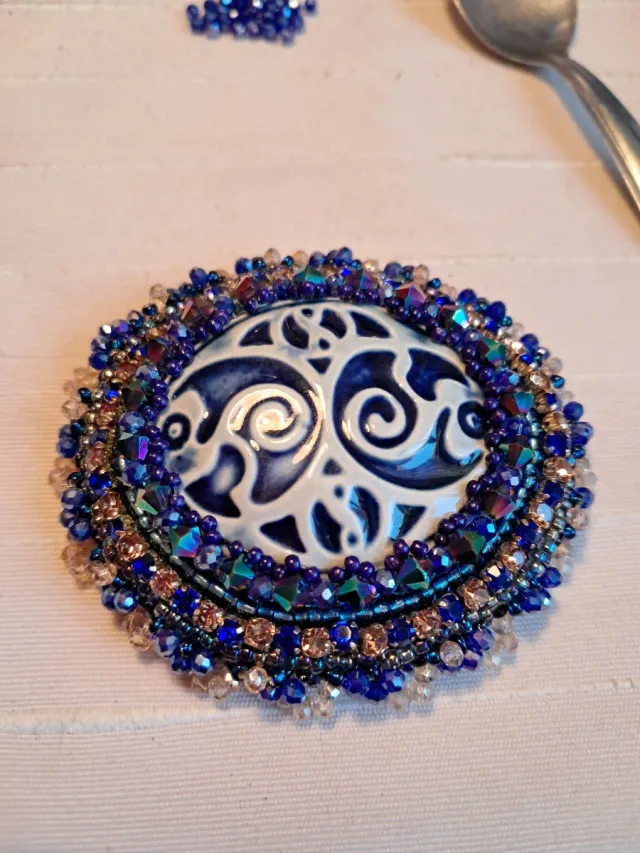 Broche ovalado con diseño de espirales