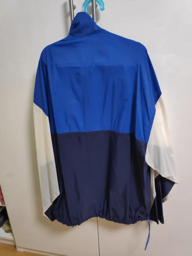 Chaqueta deportiva azul y blanca