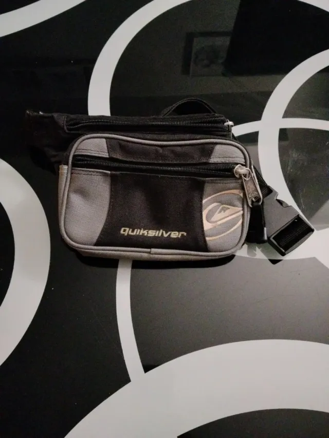 Riñonera Quiksilver Negra y Gris