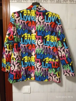 Americana con estampado de letras