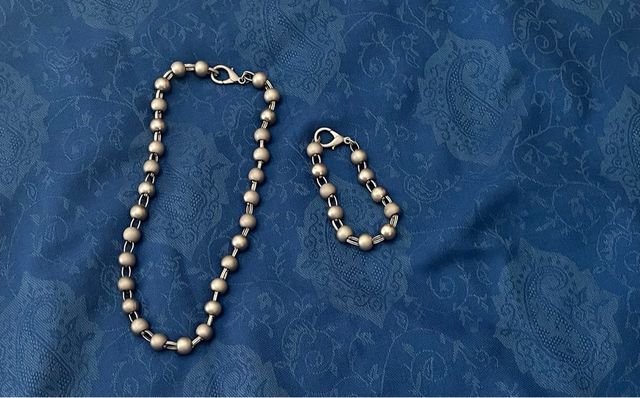 Collar y pulsera de cuentas plateadas