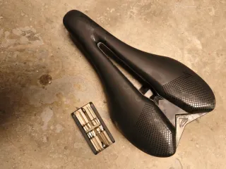 Sillín Mérida con multiherramienta