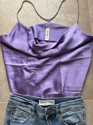 Top lilla con spalline strass