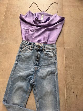 Top lilla con spalline strass