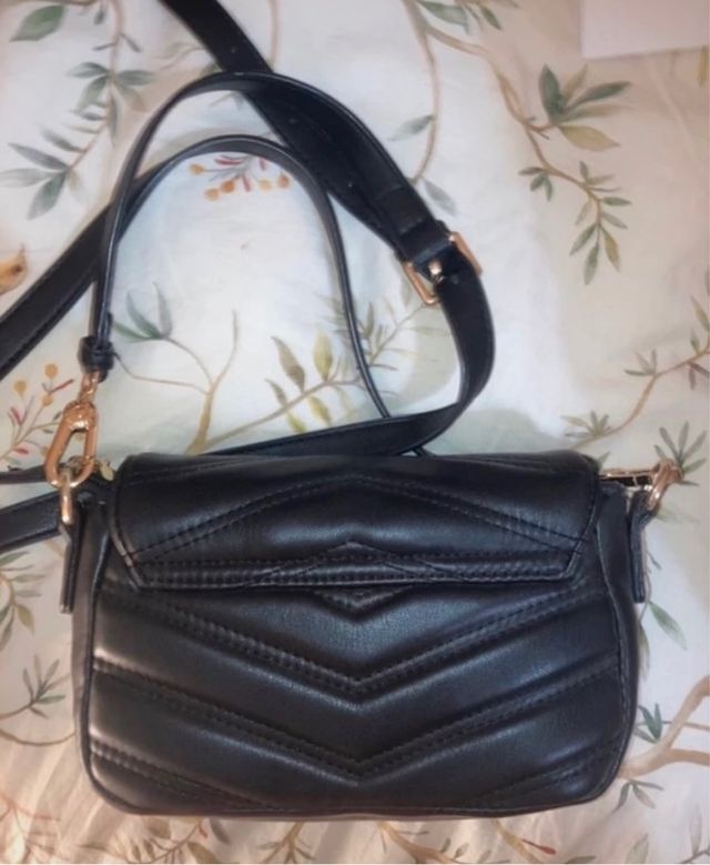 Bolso negro acolchado
