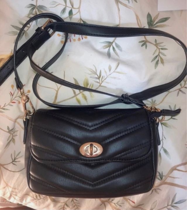 Bolso negro acolchado